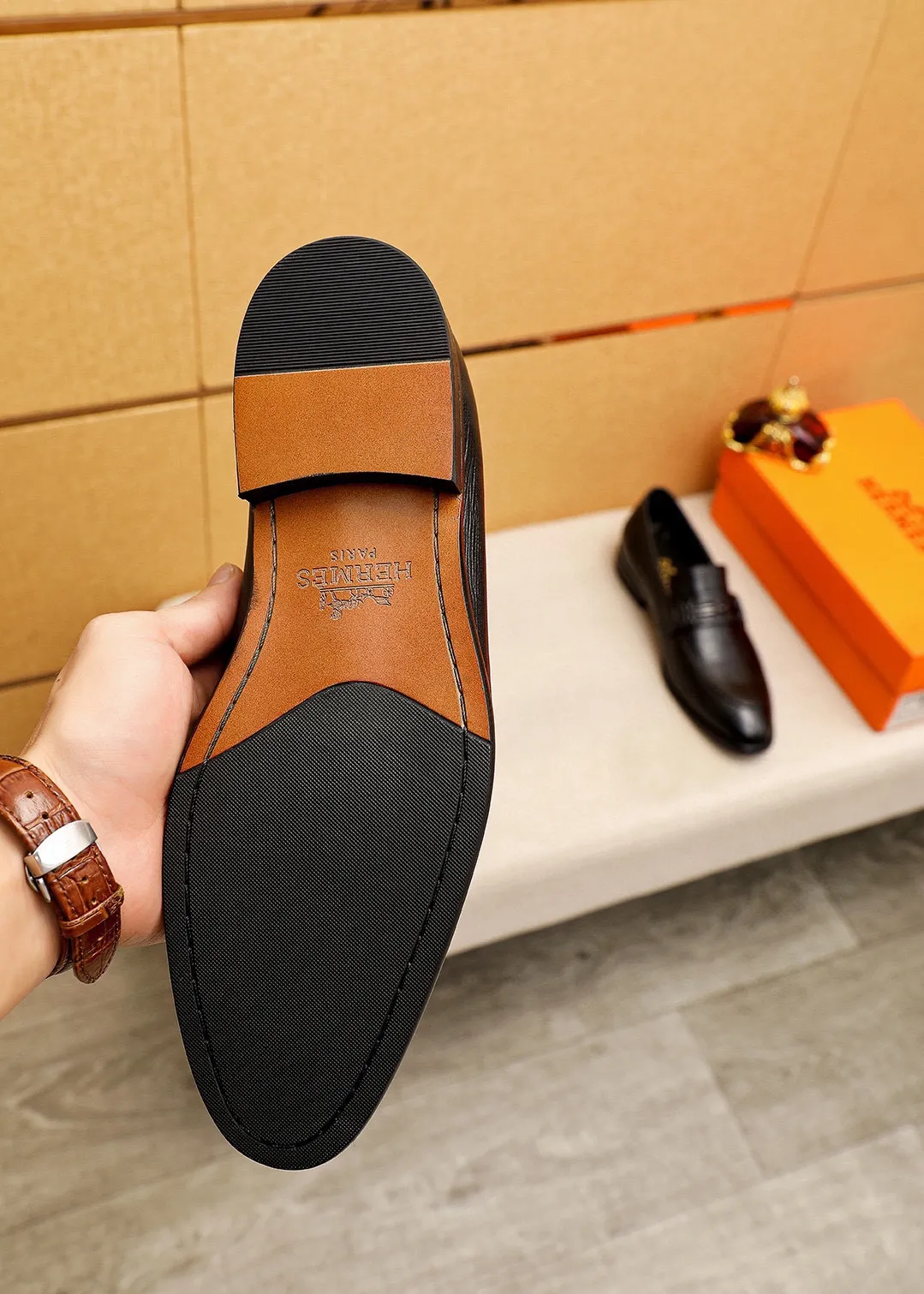 Men's shoes 💰480 💐 Product trademark: HERMES "Hermès" casual leather shoes Regular size: 39-44 (38.45.46🉑️Customized) Product materials: Selected imported first-layer calfskin embossed upper + classic hardware buckle, imported water-dyed cowhide lining. Strong three-dimensional visual effect, combined outsole Color: 1⃣️color optional